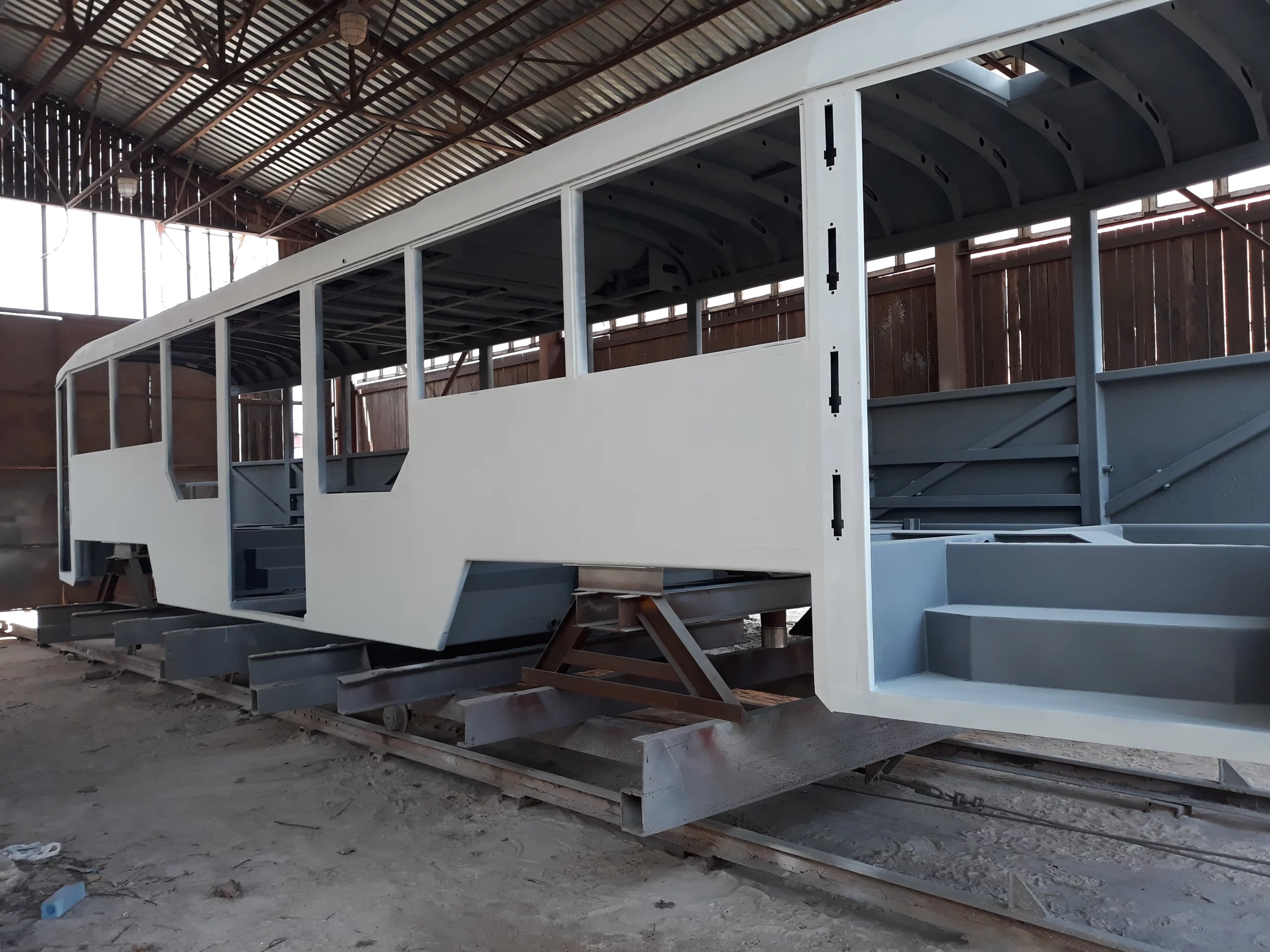 Кузов-трамваю-з-частково-низьким-рівнем-підлоги